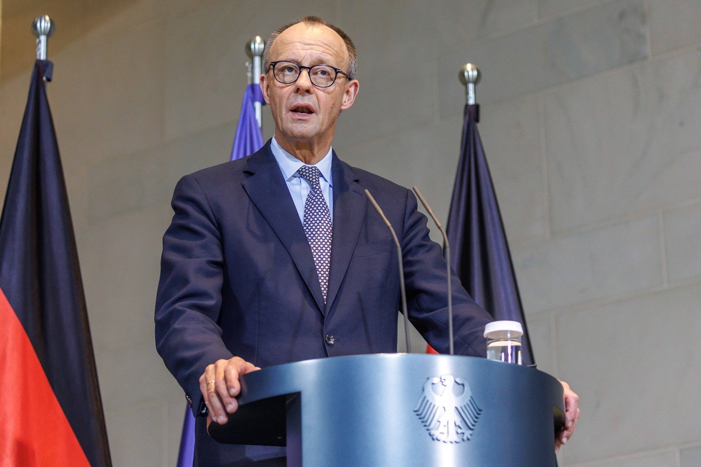 Cancelarul german critică dur regimul Maduro: „A dus Venezuela la ruină” Friedrich Merz, liderul Partidului Creștin Democrat din Germania și actualul cancelar al Germaniei, a lansat sâmbătă acuzații dure la adresa președintelui venezuelean Nicolas Maduro, descriindu-l ca fiind responsabil pentru declinul profund al Venezuelei și pentru destabilizarea regiunii