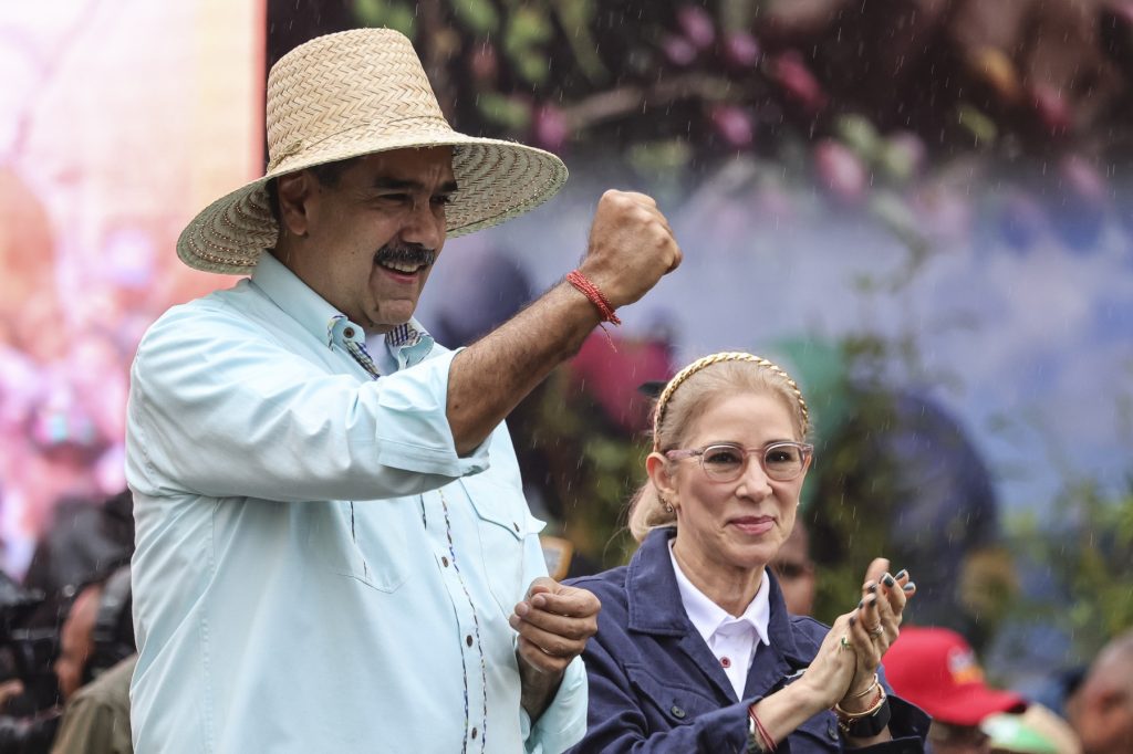 Din umbră, în lumina reflectoarelor: Viața și influența Primei Doamne a Venezuelei, Cílita De peste un deceniu, Elena Frésquez, cunoscută pe scena politică venezueleană drept „Cilita” – un nume dragi și familiar pentru mass-media și cetățeni – rămâne o prezență constantă în peisajul politic al Venezuelei