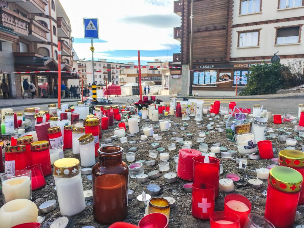 Elveția intră în doliu național după tragedia de la Crans-Montana: 40 de vieți pierdute în incendiu Elveția se află în stare de doliu național după ce un incendiu devastator a mistuit un bar din stațiunea montană Crans-Montana, pentru care guvernul și autoritățile locale au declarat vineri, 9 ianuarie, zi de comemorare și refelcție