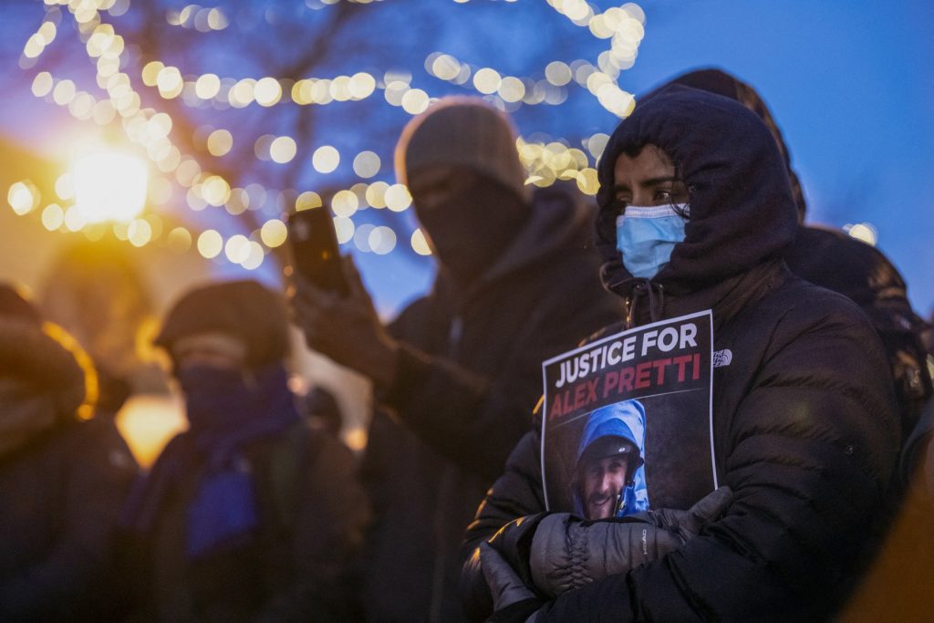 Departamentul de Justiție al Statelor Unite a lansat o anchetă federală cu privire la circumstanțele în care a avut loc moartea lui Alex Pretti, un tânăr american de 20 de ani împușcat de forțele de ordine în ultimele zile