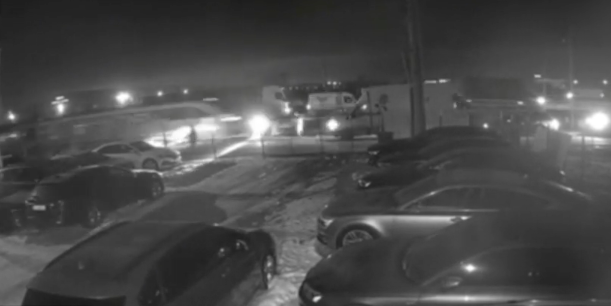 Un accident tragic s-a produs marți după-amiază pe linia feroviară din București, după ce un autoturism a fost lovit de trenul R 9427, circulând între stațiile Progresu și București Nord