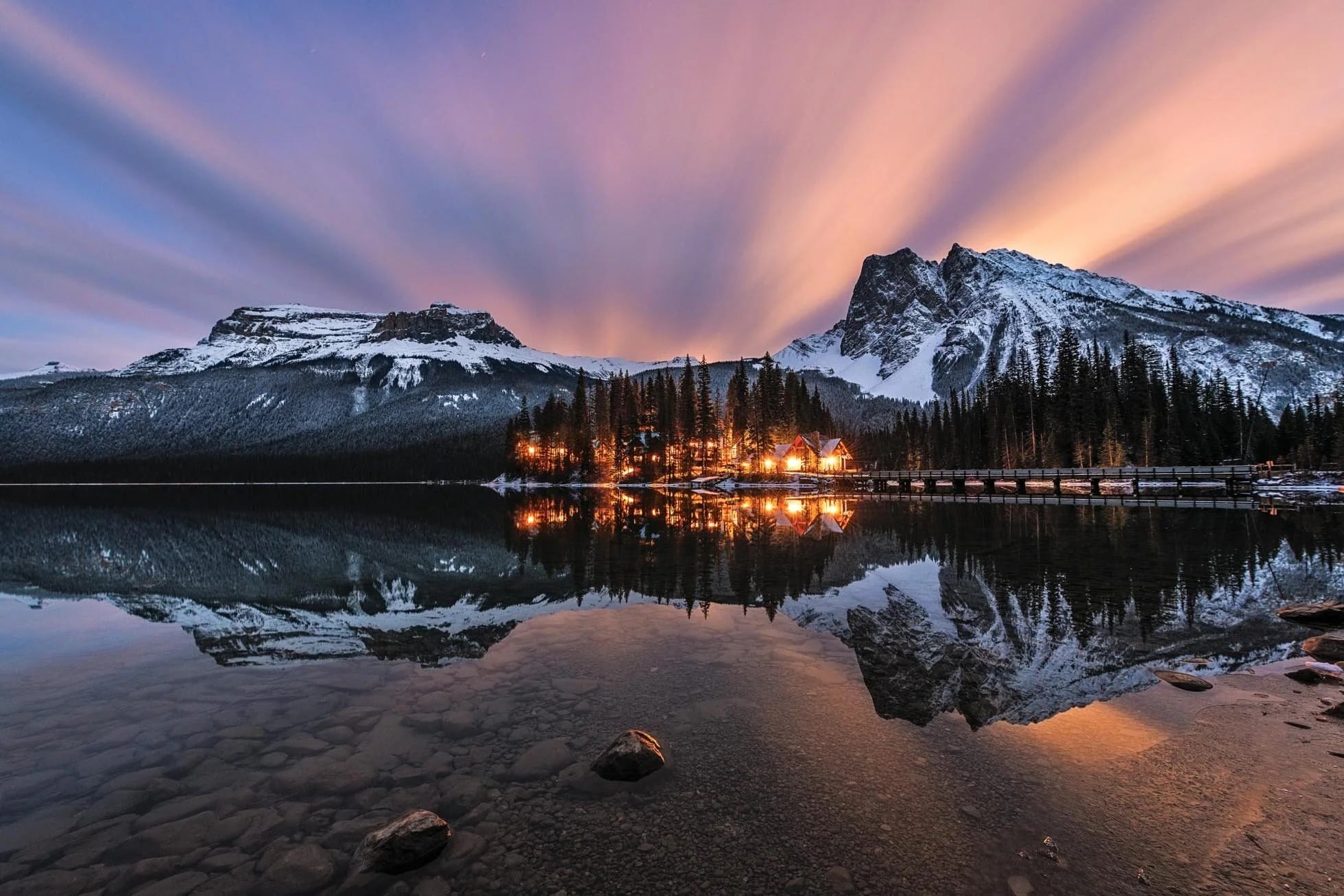 Reflexia luminii în fotografie poate fi atât un ingredient salvator, cât și un obstacol