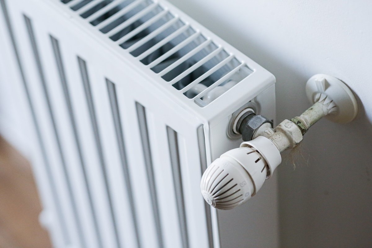 Amendă pentru nemontarea repartitoarelor pentru căldură, adusă din nou în amânare Decizia de a determina locatarii din sistemele centralizate de încălzire să monteze repartitoare pentru măsurarea consumului de energie termică continuă să fie amânată