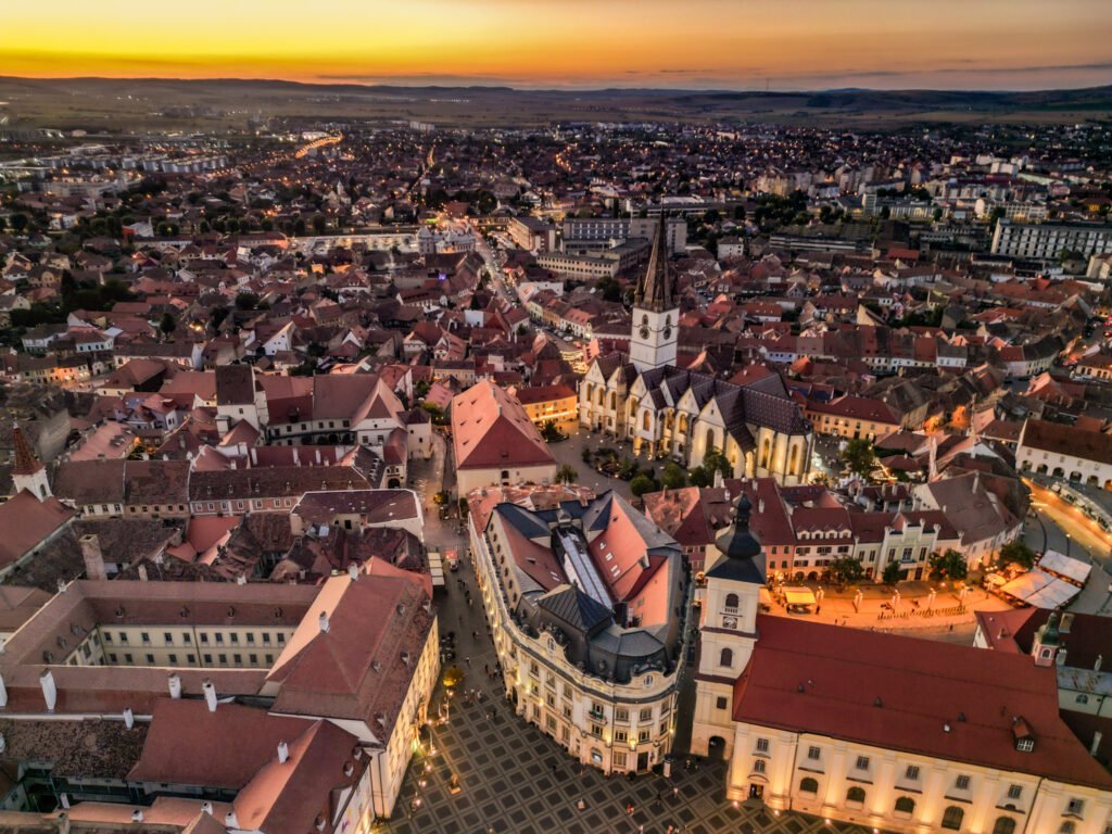 Cluj-Napoca și Sibiu rămân cele mai atractive orașe din România în 2025, conform celui mai recent raport al companiei de consultanță imobiliară, care analizează calitatea vieții și potențialul urban în marile centre ale țării