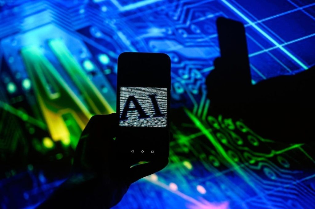 Anul 2025 s-a dovedit a fi o etapă complexă pentru lumea tehnologiei, marcând atât succese remarcabile cât și încercări de adaptare mai dificile pentru utilizatori