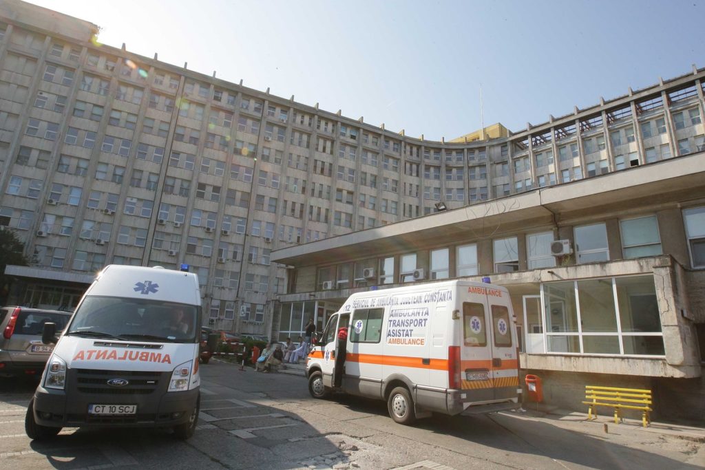 Ministrul Sănătății, Alexandru Rogobete, a decis să intervină după controversele apărute în legătură cu condițiile de funcționare ale Spitalului Clinic Județean de Urgență Constanța, acolo unde acuzațiile privind o proporție alarmantă de medici aflați în scutire de gardă au suscitat o reacție dură în mediul medical și politic
