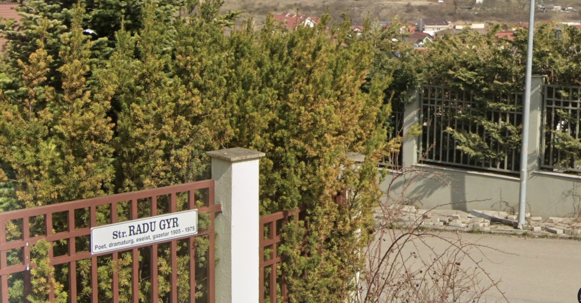 Asociația pentru Prevenirea și Combaterea Antisemitismului și Legionarismului din Arad a solicitat autorităților clujene să modifice denumirea străzii Radu Gyr și a Bibliotecii Județene „Octavian Goga”, argumentând că aceste numiri ar încălca prevederile Legii nr