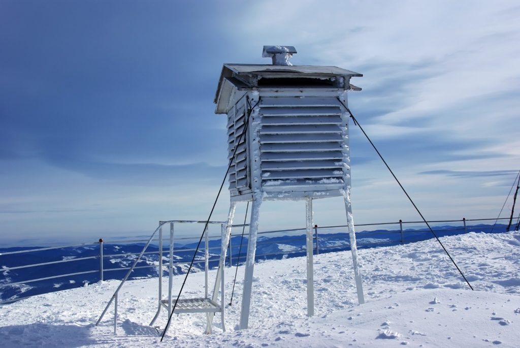 Recorduri de zăpadă și temperaturi extreme în România, într-o evoluție alarmantă a climatului în ultimii ani În ultimii 17 ani, România a traversat o perioadă extrem de dinamică din punct de vedere meteorologic, cu fenomene care au marcat profund atât zonele montane, cât și regiunile de câmpie, inclusiv Bucureștiul
