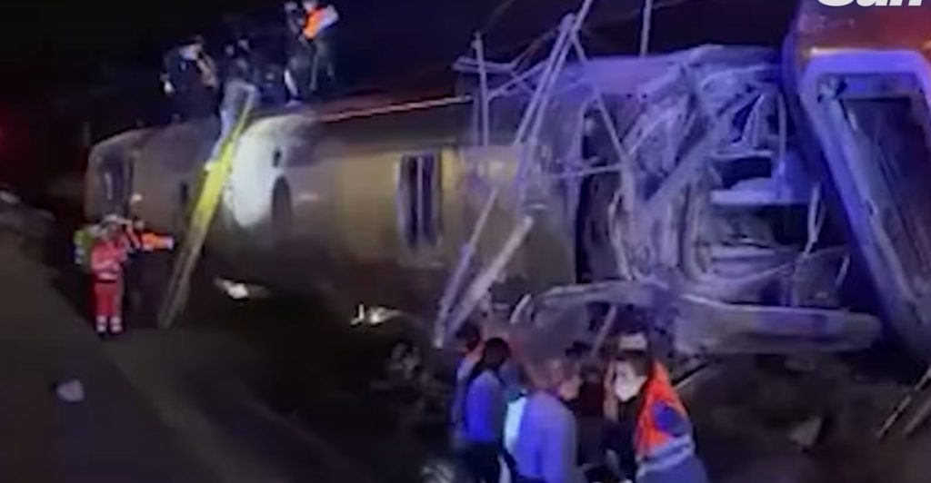 Tragedie pe șinele din nord-vestul Spaniei: 45 de morti în urma unui accident feroviar devastator Un dezastru feroviar de proporții a zguduit Spania duminică, în regiunea Galicia, când două trenuri s-au ciocnit violent, soldându-se cu 45 de morți și numeroși răniți