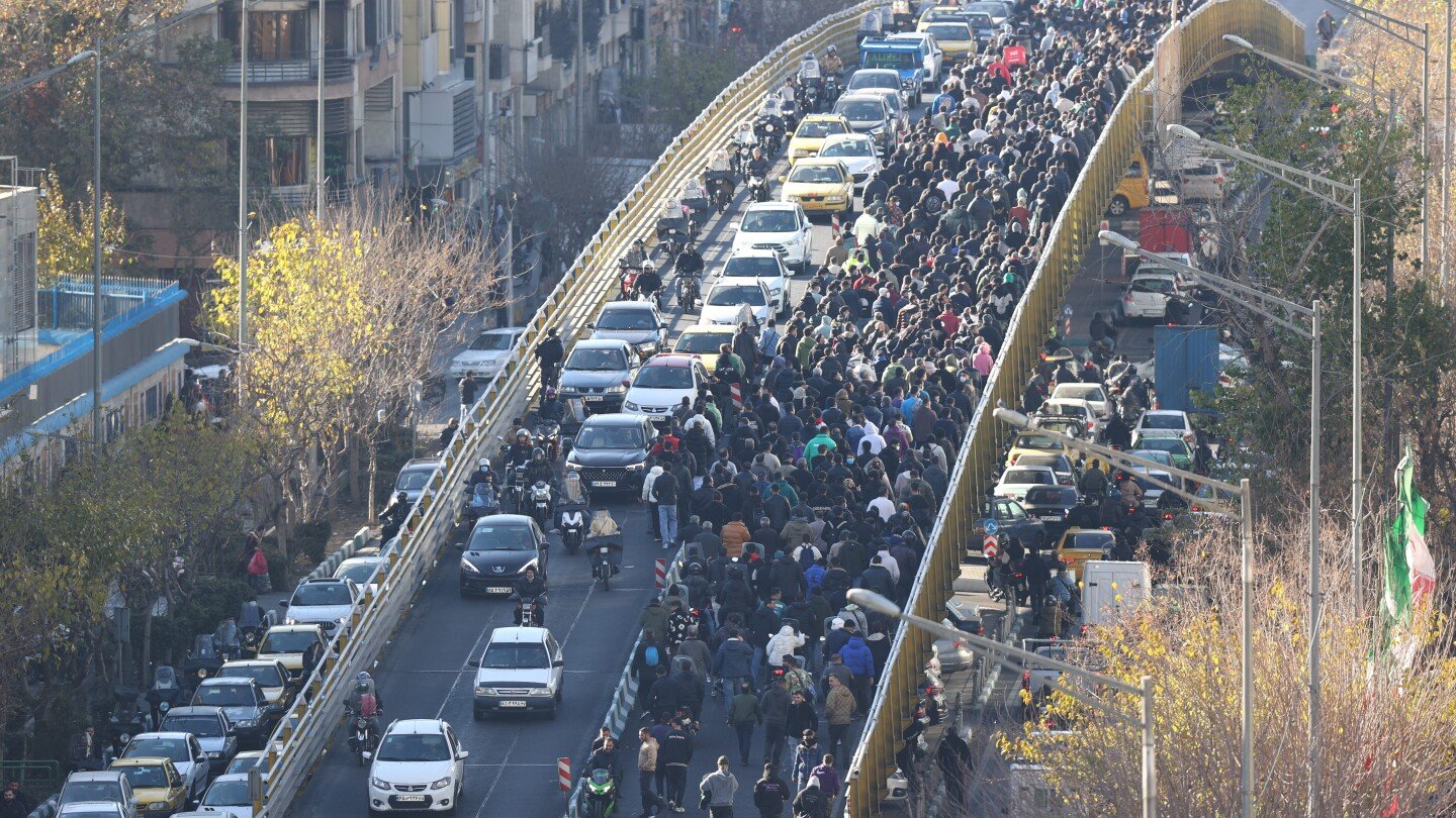 Proteste violente în Iran: cel puțin șapte morți în urma manifestațiilor Demonstrațiile din Iran, izbucnite din cauza crizei economice severe, s-au extins joi în zonele rurale, fiind raportate cel puțin șapte decese, dintre care cinci având loc în rândul forțelor de securitate și protestatarilor