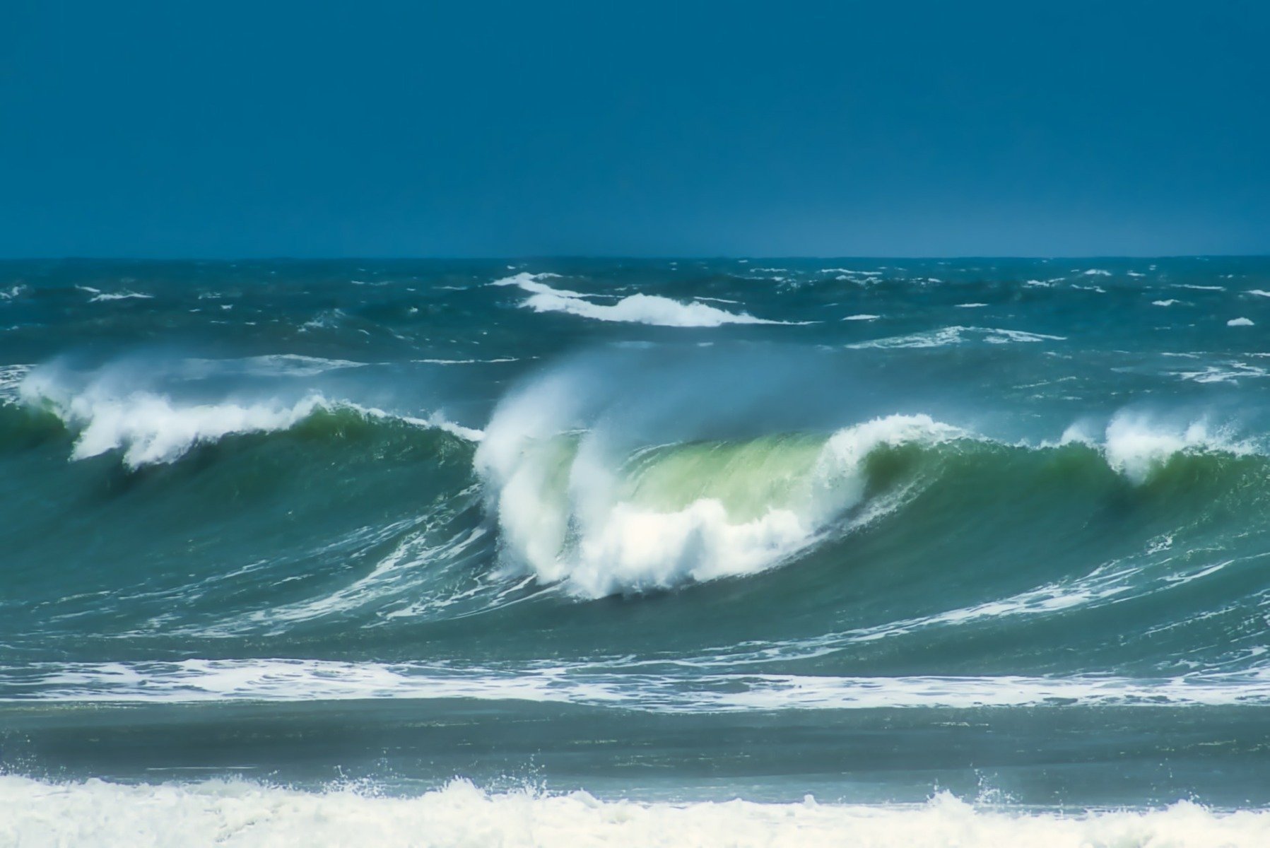 O descoperire de senzație modifică radical perspectivele asupra resurselor mondiale de apă dulce: un ocean de apă potabilă, lat de sute de kilometri, a fost identificat sub platoul marin de pe coastele estice ale Statelor Unite, în larg