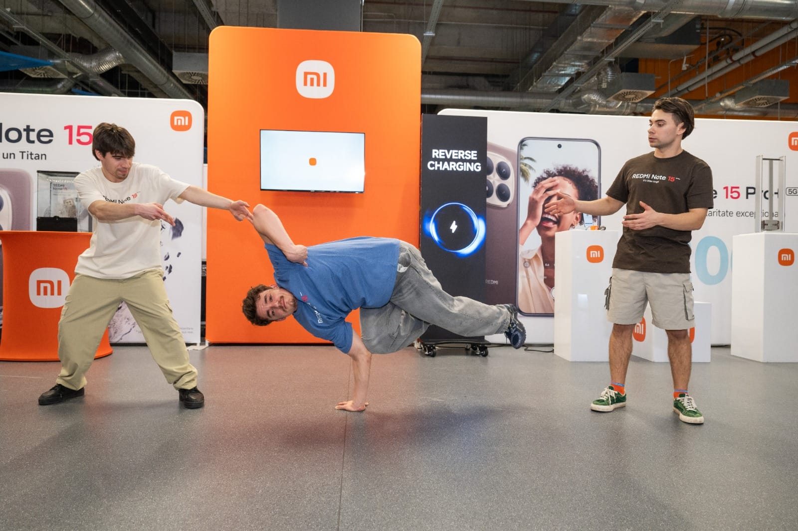 Xiaomi reafirmă explicit poziția sa în segmentul telefoanelor de mijloc cu lansarea oficială a seriei Redmi Note 15, o gamă care promite mai multă durabilitate și fiabilitate pentru utilizatorii obișnuiți