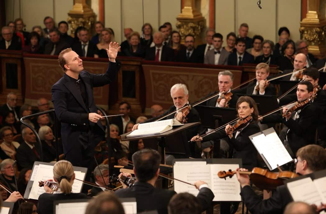 Transformarea lui Yannick Nézet-Séguin pentru Concertul de Anul Nou Yannick Nézet-Séguin, dirijorul principal al Met Opera, a surprins audiența printr-o transformare spectaculoasă în pregătirea concertului anual de Anul Nou, care va fi difuzat la nivel global