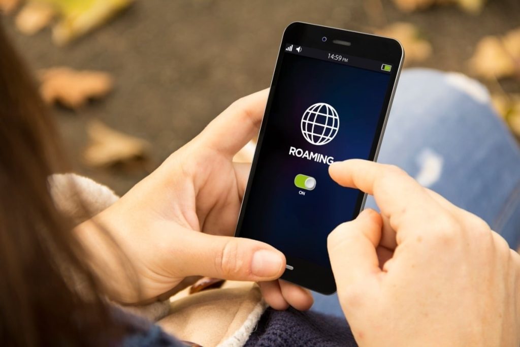 De la începutul anului 2026, schimbările în modul de calcul al volumului de internet mobil disponibil în roaming în spațiul SEE (Spațiul Economic European) au început să-și lase amprenta clară asupra ofertelor operatorilor de telefonie, modificând fundamental modurile în care consumatorii pot folosi datele în timpul călătoriilor în Europa