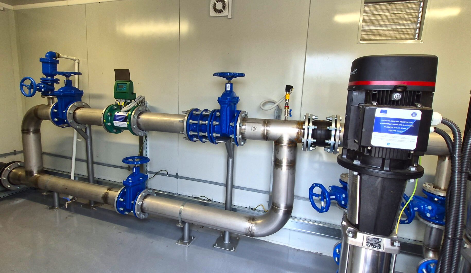 Guvernul României se pregătește să aloce aproape un miliard de euro din Fondul de Redresare și Reziliență pentru modernizarea sistemelor de apă și canalizare, în contextul angajamentului de a îmbunătăți infrastructura critică și de a respecta țintele europene în domeniu