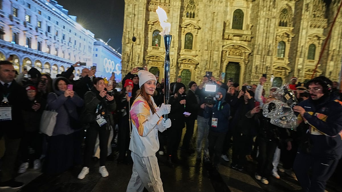 Nicoletta Manni aprinde flacăra olimpică la Milano Prima balerină a Teatrului La Scala, Nicoletta Manni, a avut o misiune simbolică astăzi, 6 februarie: a purtat torța olimpică prin centrul orașului Milano, pentru a aprinde căldura care va lumina ceremonia de deschidere a Jocurilor Olimpice de iarnă