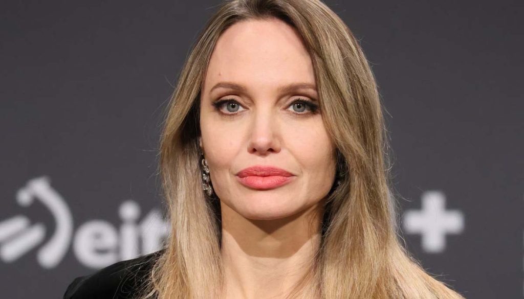 Angelina Jolie, afectată de stresul continuu al disputei legale cu Brad Pitt Angelina Jolie, celebra actriță și activistă umanitară, pare să se confrunte cu probleme de sănătate din cauza stresului cauzat de prolungirea litigiului cu fostul soț, Brad Pitt