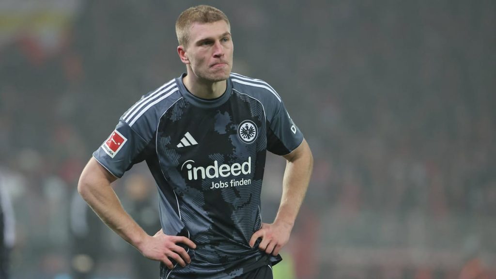 Rasmus Kristensen, lovit de o minge de hârtie în plin meci!