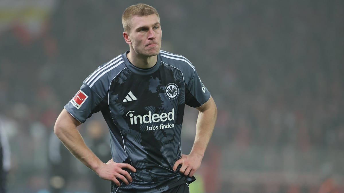 Rasmus Kristensen, lovit de o minge de hârtie în plin meci!