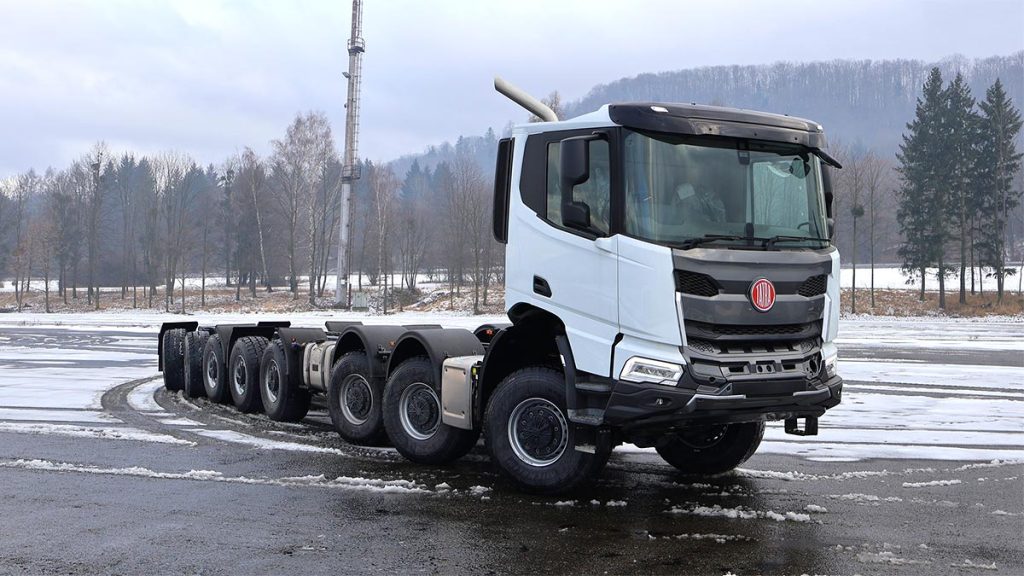 Tatra lansează primul camion 16×16 din istoria sa, destinat Australia Producătorul ceh Tatra a făcut un pas inovator în domeniul ingineriei vehiculelor utilitare, anunțând recent realizarea primului camion 16×16 din toate timpurile