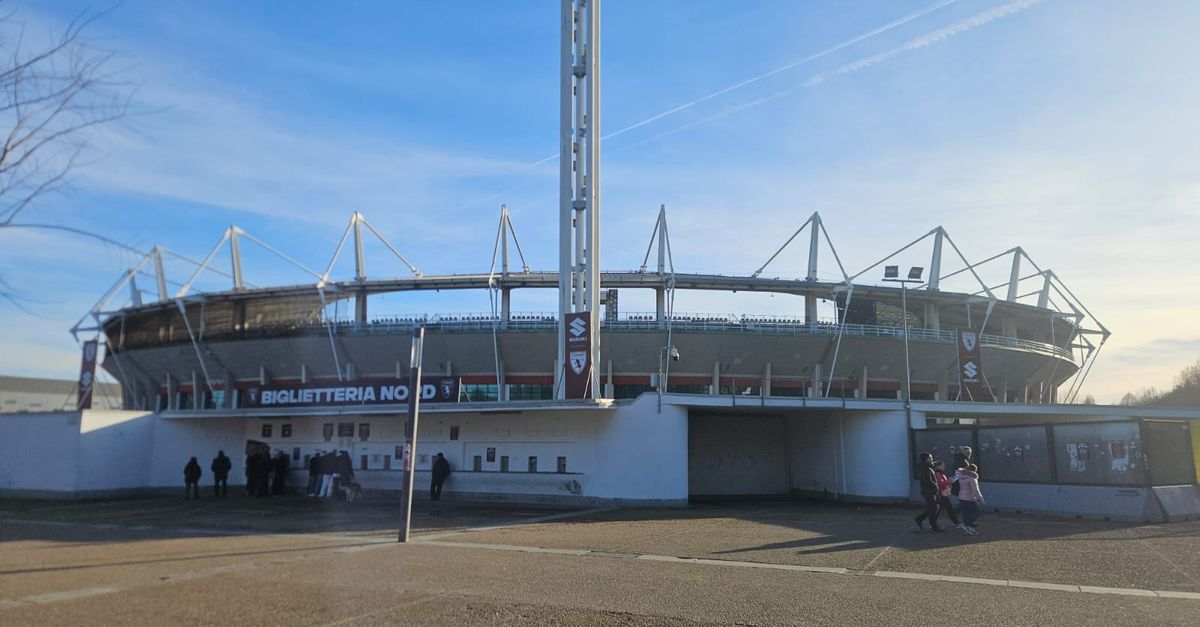 Tensiuni în tribune înainte de Torino-Bologna: Fanii își strigă nemulțumirile Atmosfera în cadrul meciului dintre Torino și Bologna, din etapa a 25-a a Serie A, a fost marcată de protestele viguroase ale suporterilor granata față de președintele clubului, Urbano Cairo