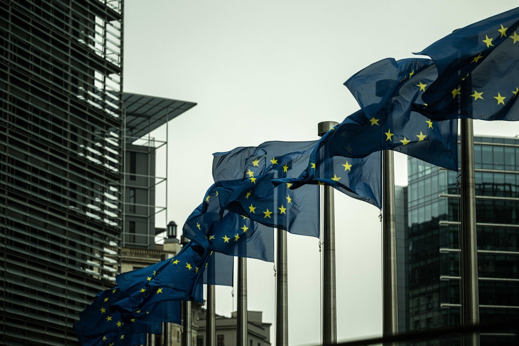 Comisia Europeană intensifică campania împotriva gigantului tech Meta, cerând acces deschis pentru chatboturile AI concurente pe WhatsApp Într-un nou ecou al dezbaterii globale privind monopolurile digitale, Comisia Europeană a transmis luni Meta, proprietarul WhatsApp, o solicitare oficială de a permite accesul companiilor competitive la infrastructura de comunicare utilizată pentru înfăptuirea serviciilor de chatbot AI