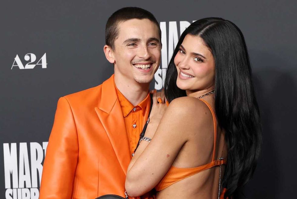 Timothée Chalamet și zvonurile de infidelitate: Ce se întâmplă cu relația cu Kylie Jenner? Timothée Chalamet a stârnit controverse după ce a fost surprins într-o situație care a ridicat semne de întrebare cu privire la fidelitatea sa față de Kylie Jenner