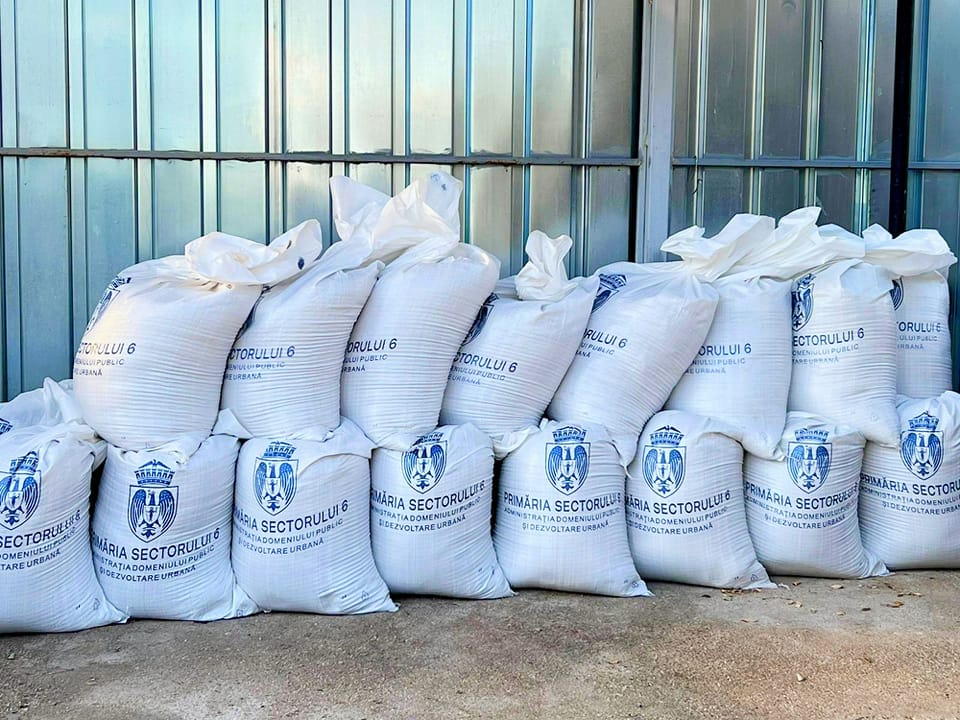 Primăria Sectorului 1 din București dozează cu sprijinul cetățenilor lupta împotriva ninsorilor, distribuind gratuit material antiderapant pentru asociațiile de proprietari, în cadrul unei măsuri menite să reducă riscul de accidente în condițiile în care avertizarea meteorologică anunță ninsori și vreme de ger prelungit
