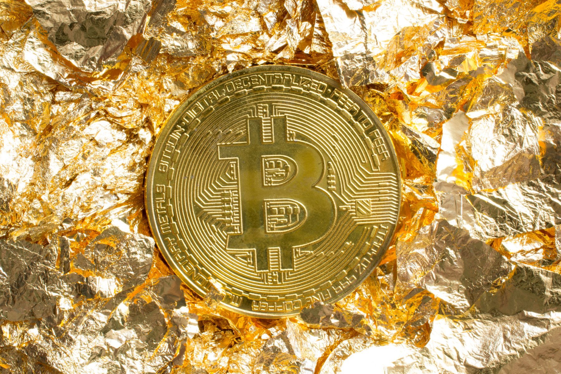 Bitcoin coboară sub pragul de 70.000 de dolari, atingând cel mai redus nivel din ultimele șase luni, într-un context de creștere a incertitudinii pe piețele globale