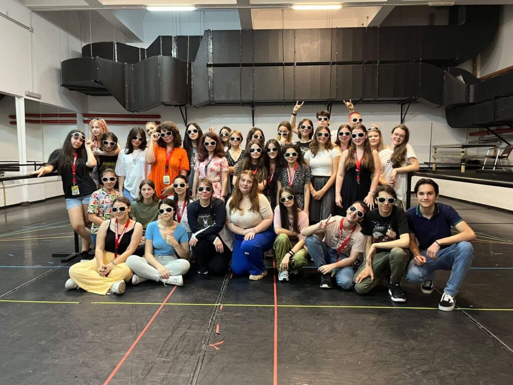 Cei interesați să contribuie la scena culturală a Bucureștiului au ocazia să se implice ca voluntari la Opera Comică pentru Copii, într-un program deschis tuturor tinerilor peste 15 ani