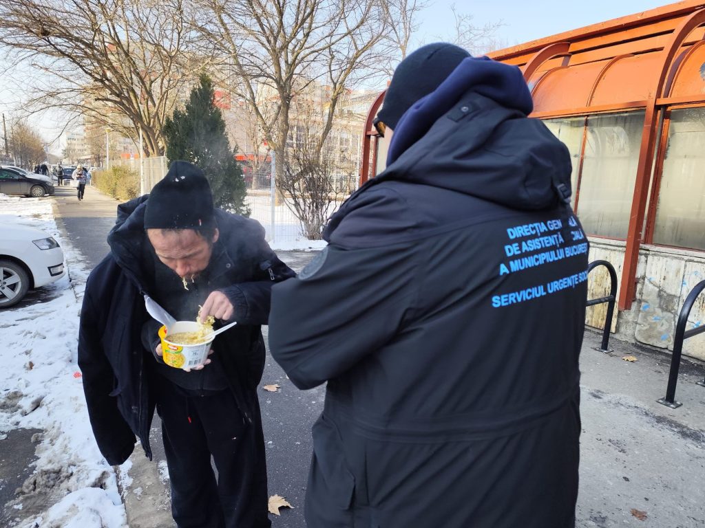Bucureștiul, sub amenințarea gerului și având în centru problema persoanelor fără adăpost, continuă să fie scena unor eforturi din ce în ce mai intense pentru a salva vieți omenești în timpul temperaturilor extrem de scăzute