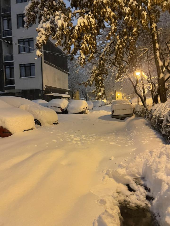 De câteva zile, Bucureștiul se confruntă cu o situație de criză cauzată de ninsorile abundente, fapt care a pus din nou autoritățile locale în aparență de lipsă de pregătire