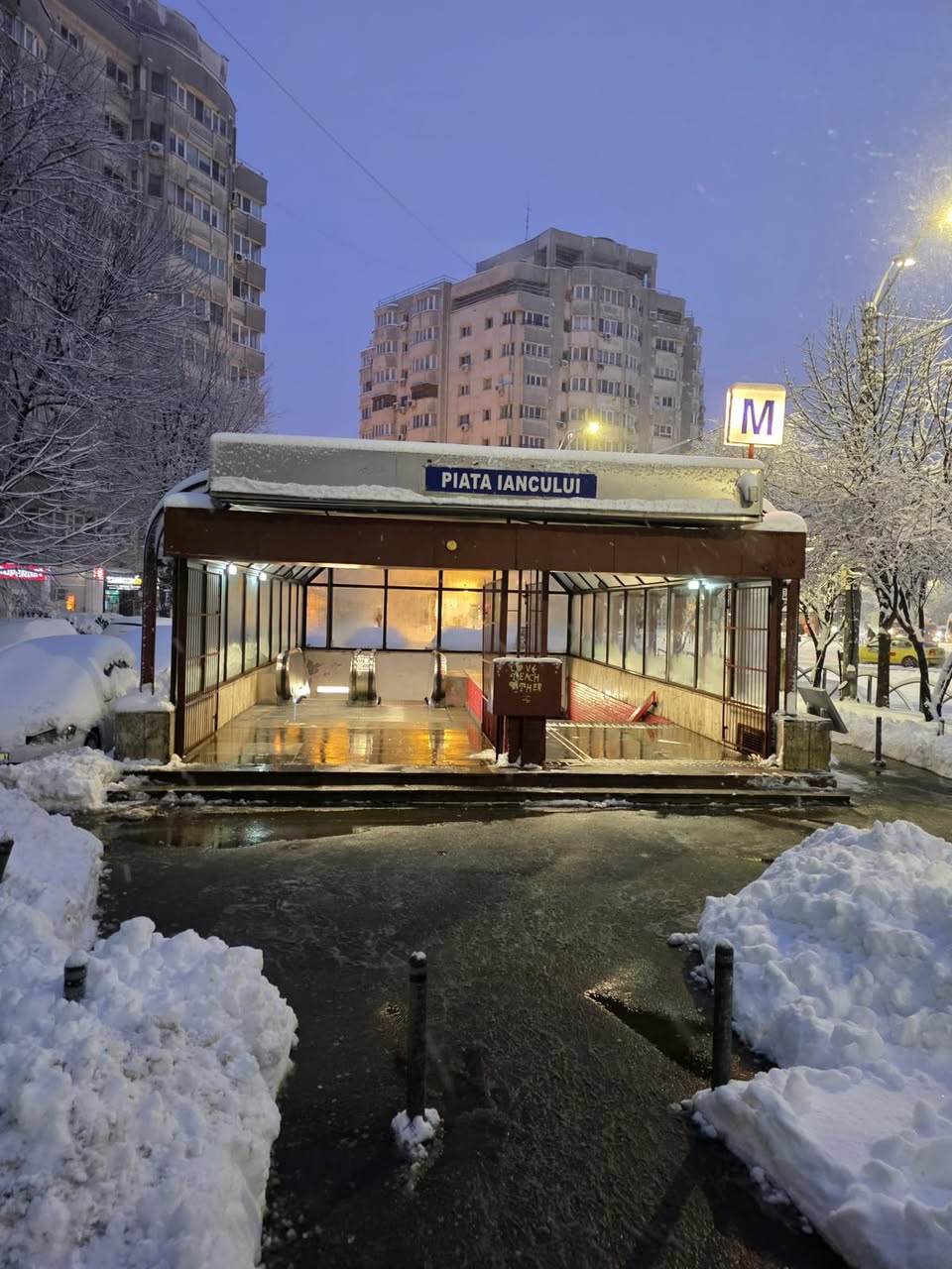 Bucureștiul se confruntă cu cod portocaliu de ninsoare, iar Metrorex anunță măsuri pentru a gestiona aglomerația și a asigura transportul public în condiții de siguranță Orașul Capitală, în plină atmosferă de iarnă aspră, continuă să fie sub alertă maximă din cauza ninsorilor abundente și viscolului, condiții meteorologice care au dus la blocaje și dificultăți în transport