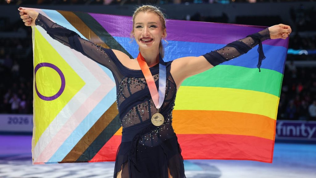 Amber Glenn își folosește vocea pentru comunitatea LGBTQ la Jocurile Olimpice de iarnă din 2026 Într-o atmosferă de anticipație și competiție, Amber Glenn, campioană de patinaj artistic din Statele Unite și figură emblematică a comunității LGBTQ, a făcut front comun cu colegii săi skateri pentru a critica administrația Trump, în contextul provocărilor cu care se confruntă comunitatea pe plan internațional