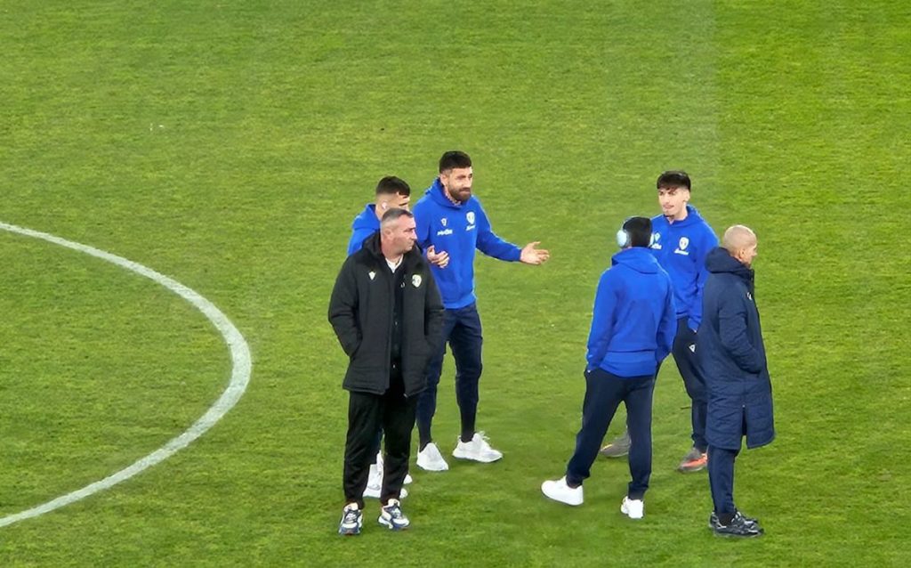 Paul Papp, căpitanul Petrolului, le predă o lecție de tactică coechipierilor la derby-ul cu Rapid Paul Papp, căpitanul echipei Petrolul Ploiești, a demonstrat în această seară abilități de lider pe terenul rivalilor de la Rapid, oferind o adevărată lecție de tactică și poziționare jucătorilor săi înainte de marele derby