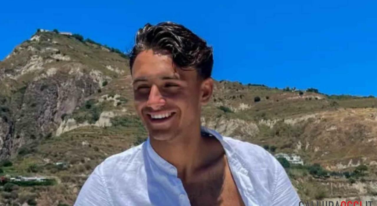 Un tânăr skipper găsit mort pe un yacht din Costa Smeralda: ancheta continuă Procuratura din Tempio Pausania desfășoară cercetări amănunțite în cazul morții lui Giovanni Marchionni, un tânăr de 20 de ani, găsit fără viață la bordul unui yacht ancorat în Marina di Portisco, noaptea dintre 7 și 8 august 2025