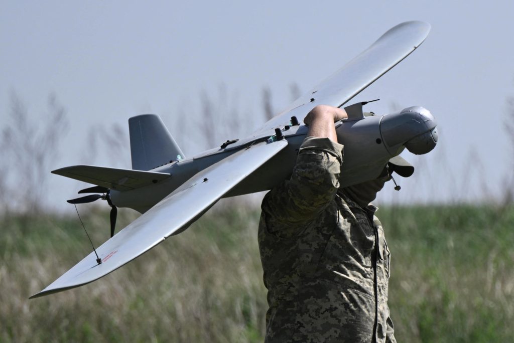 Primele drone ucrainene produse în Germania vor fi operaționale până la jumătatea lunii februarie Ucraina se pregătește să-și intensifice capacitatea de apărare aeriană printr-un proiect strategic de producție a dronelor, realizat în parteneriat cu Germania