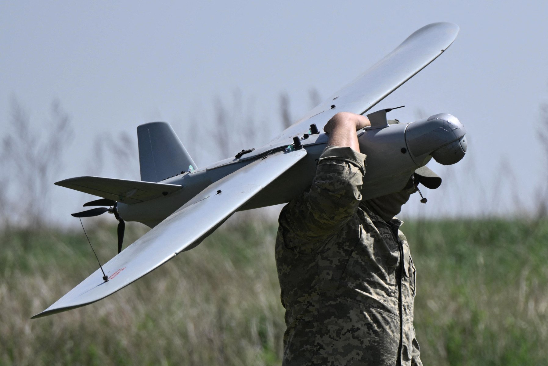 Primele drone ucrainene produse în Germania vor fi operaționale până la jumătatea lunii februarie Ucraina se pregătește să-și intensifice capacitatea de apărare aeriană printr-un proiect strategic de producție a dronelor, realizat în parteneriat cu Germania