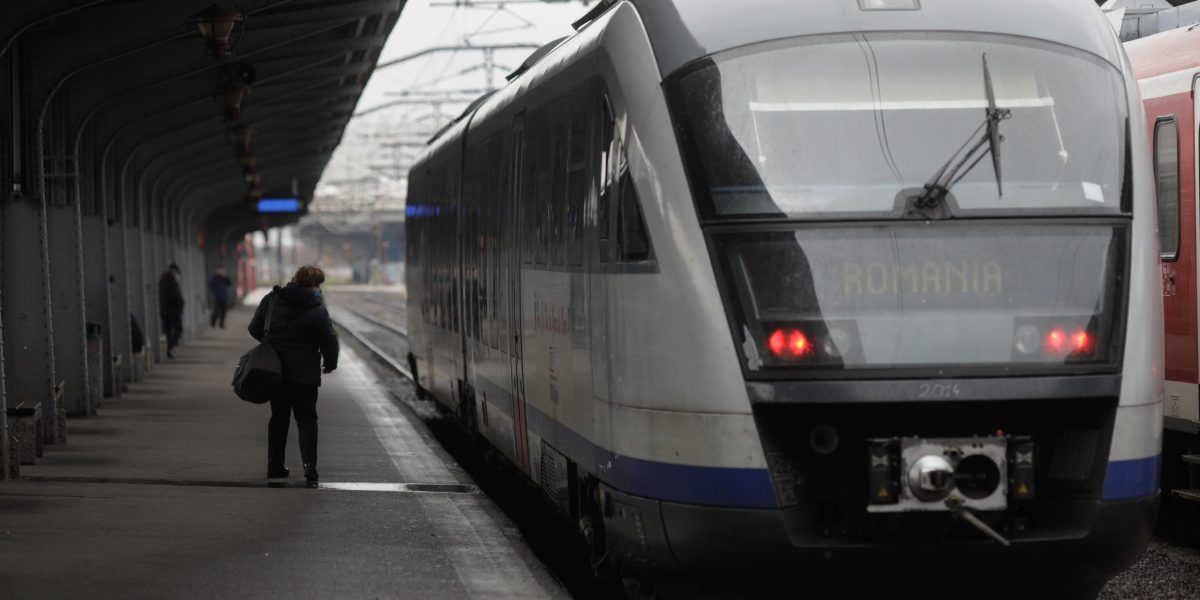 Incident în Gara de Nord din București. Un vagon al unui tren CFR Călători a deraiat, circulația este blocată