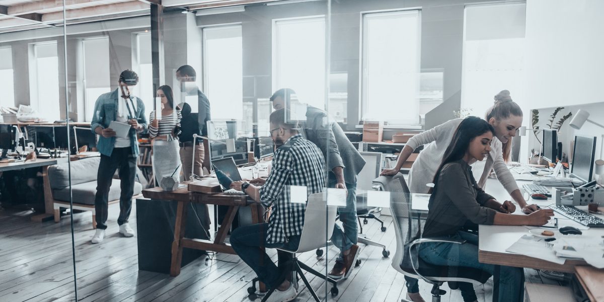 Angajati-intr-un-birou-FOTO-Shutterstock.jpg - ReactiveNews