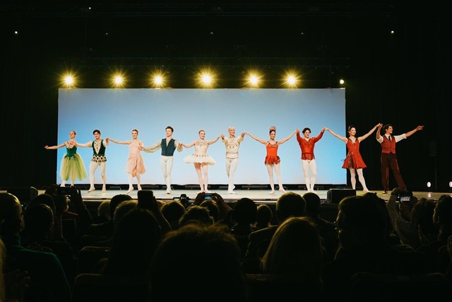 Balerinii-din-distributie-la-apalauze-la-finalul-Galei_Foto-Alex-Damian-.jpeg - ReactiveNews