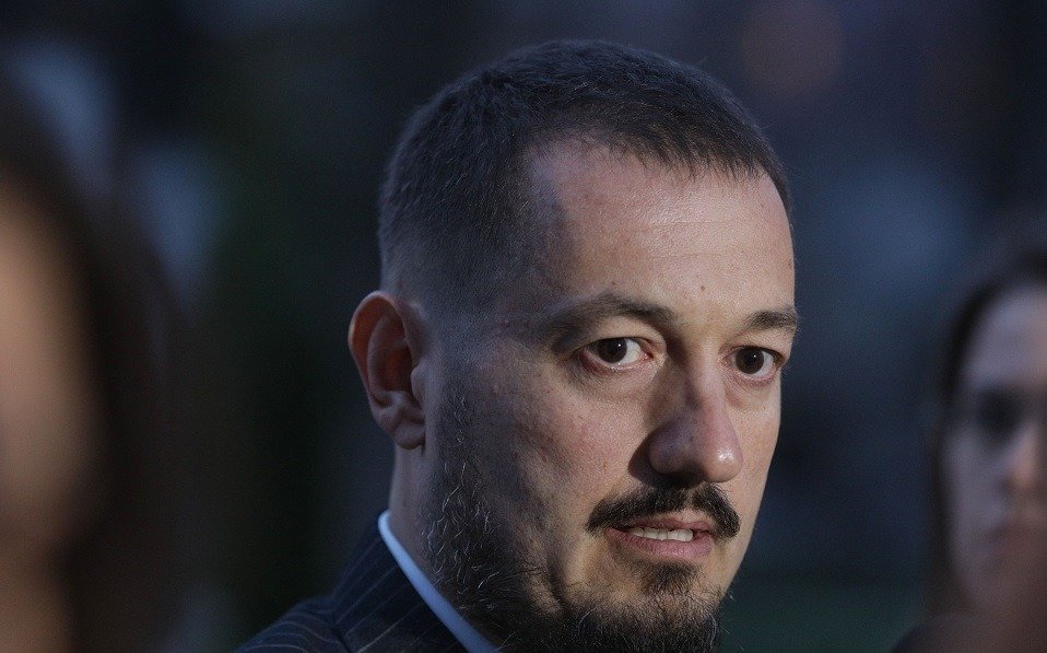 Procurorul militar Bogdan Pîrlog și-a retras candidatura pentru funcția de procuror-șef al DIICOT, dar își păstrează aspirațiile pentru cea de procuror general al României Ce putea părea la început o etapă normală în procesul de selecție pentru cele mai înalte funcții din justiție s-a transformat, în ultimele zile, într-un joc de parenthese neașteptată pentru procurorul militar Bogdan Pîrlog