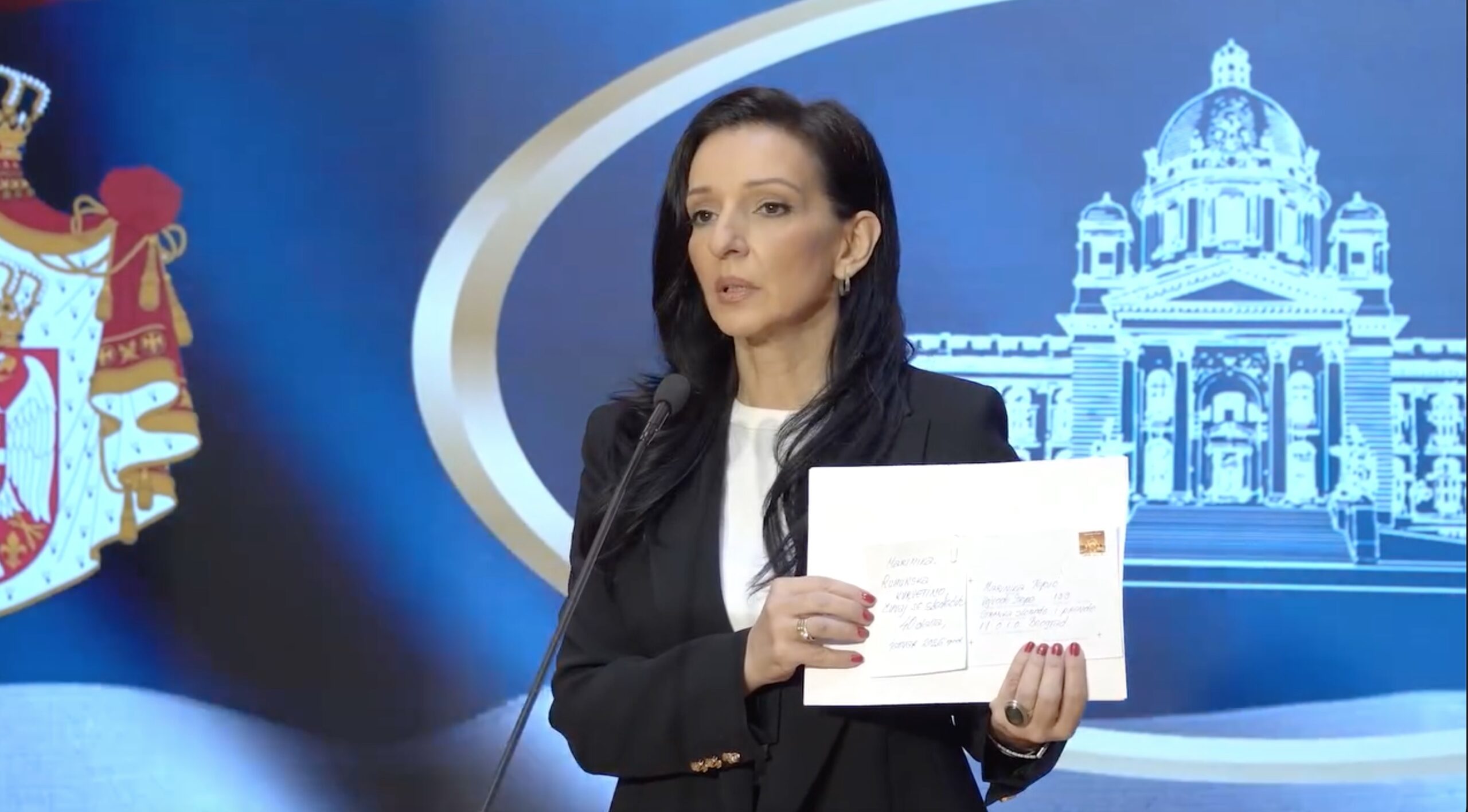 Deputata sârbă Marinika Tepic, reprezentantă a opoziției din Partidul Libertății și Justiției, trăiește momente tensionate după ce a raportat că a primit amenințări cu moartea, o situație care a atras atenția asupra climatului politic instabil din regiune