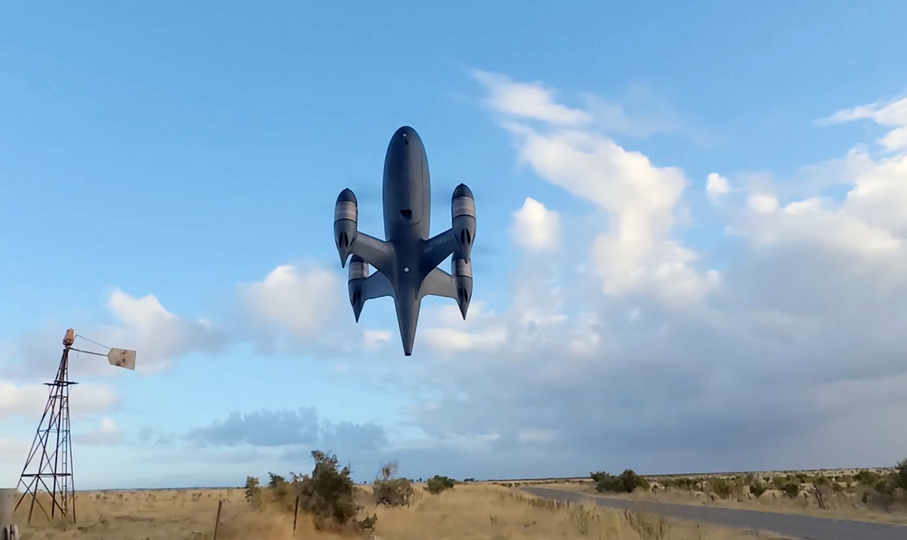 Un pasionat drumster din Australia a reușit să împingă limitele vitezei drone, atingând aproape 700 km/h într-un test neoficial, desfășurat într-o zonă izolată, departe de ochii autorităților