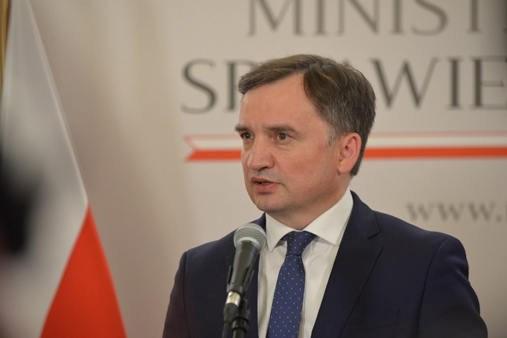 Judecătorii din Varșovia emit mandat de arestare pentru fostul ministru al justiției Zbigniew Ziobro, aflat în plin scandal de corupție După luni de controverse și investigații, instanțele din Polonia au decis în mod clar: Zbigniew Ziobro, fostul ministru al justiției și unul dintre cei mai influenți lideri ai partidului naționalist Lege și Justiție (PiS), trebuie să fie arestat preventiv