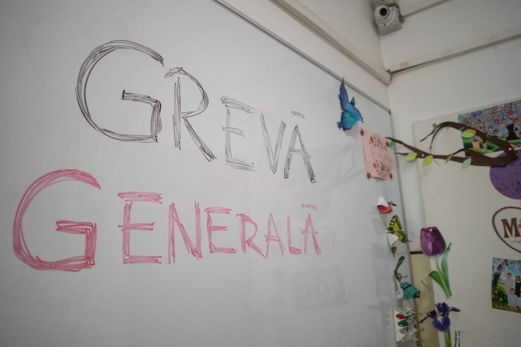 Trei din patru profesori vor participa la grevă, indică chestionarul „Spiru Haret”