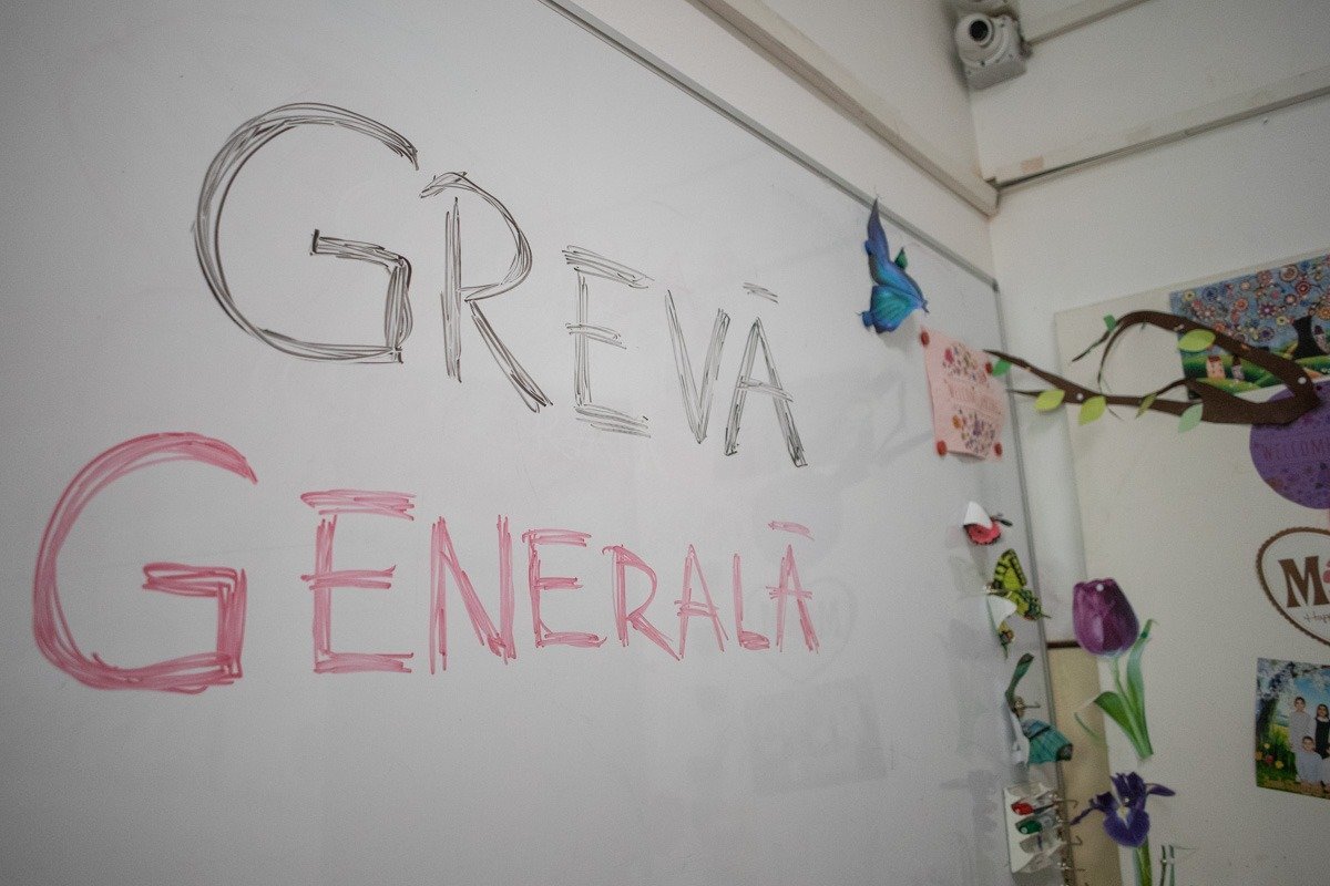 Trei din patru profesori vor participa la grevă, indică chestionarul „Spiru Haret”