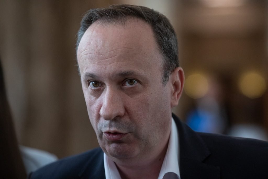 Fostul ministru PSD al Finanțelor, Adrian Câciu, a lansat o critică virulentă la adresa politicilor economice ale actualei guvernări, acuzând măsurile de austeritate adoptate în ultimele luni că ar avea efecte negative asupra economiei și societății