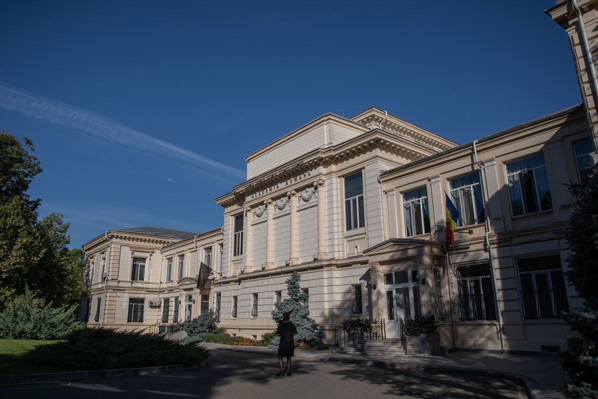 Senatorul USR Ștefan Pălărie a acuzat recent că modificările legislative aduse legii privind funcționarea Academiei Române reprezintă, în realitate, un pas spre acoperirea unor fapte cu potențial penal, bazându-se pe un raport de audit financiar realizat de Curtea de Conturi pentru anul 2024