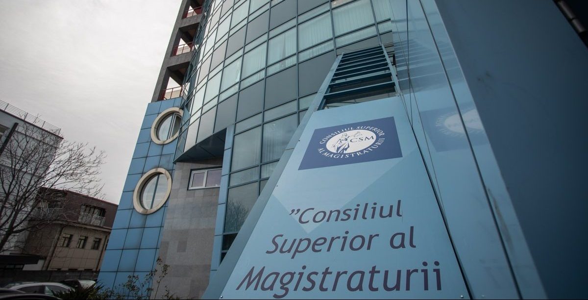 Procurorii români și autoritățile legislative în așteptarea unor reforme: CSM a transmis propunerile pentru modificarea legislației penale Secția pentru procurori a Consiliului Superior al Magistraturii (CSM) a făcut un pas important în direcția reformării sistemului judiciar, transmitând oficial propunerile elaborate în cadrul consultărilor interne către Ministerul Justiției și comisiile juridice ale celor două camere ale Parlamentului